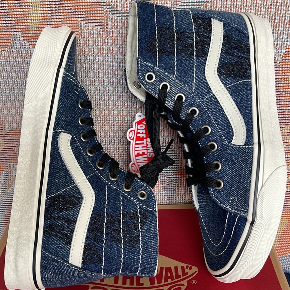 Vans WMNS Sk8-Hi Tapered
Denim Embroidery Navy/White
VNOA5KRUNAV
Sneakers - Picture 12 of 16